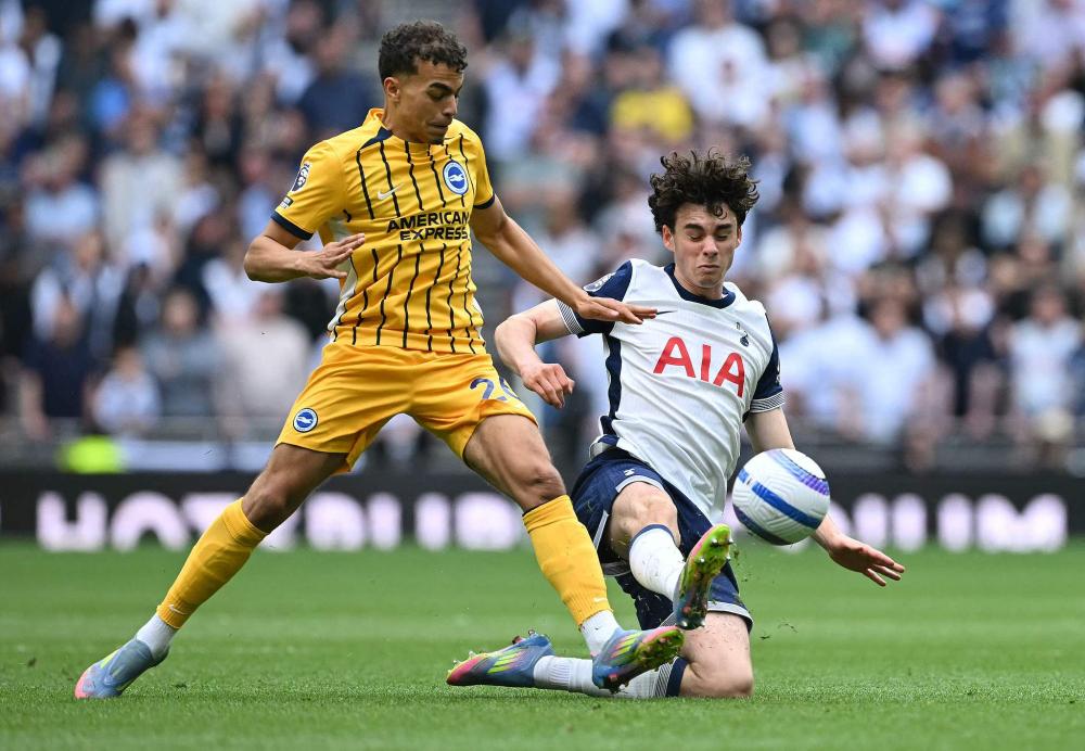 有些尴尬，巴林门将在成功扑救后不慎用脚打入乌龙且弄伤自己